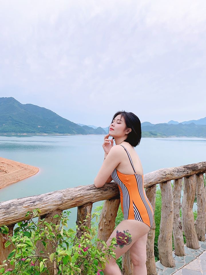 mc hoang linh goi cam voi ao tam mot manh, tha dang ben ho boi hinh 6