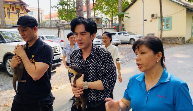 chuyen showbiz: hoa hau tieu vy "dot mat" fan khi dien ao tam mot manh hinh 8