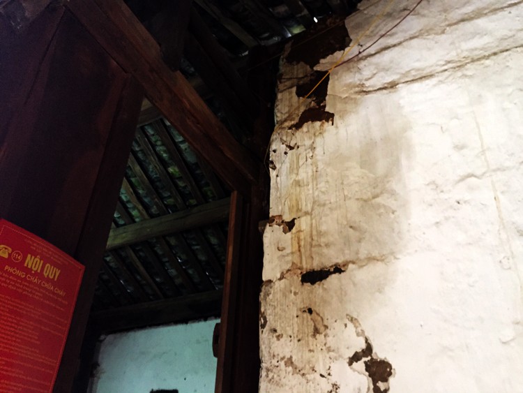 Tường đất đx có tuổi đời hơn 100 năm bị ẩm mốc, có nguy cơ sụp đổ