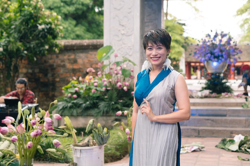 tran ly ly lam trien lam 108 buc tranh hoa sen ve trong thoi covid-19 hinh 1