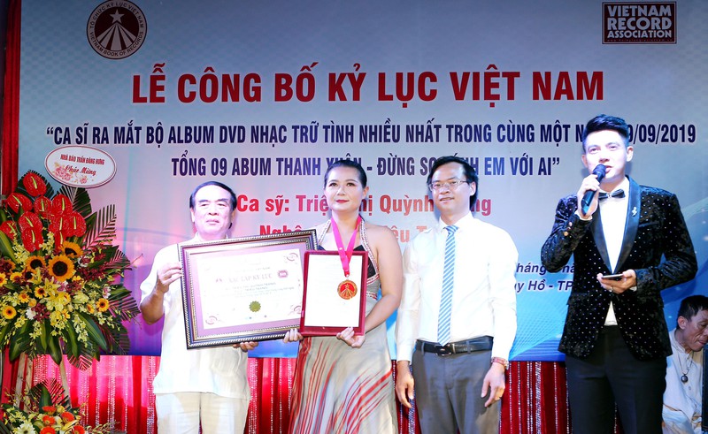 ca si trieu trang nhan ky luc guinness viet nam vi ra 9 album cung luc hinh 1