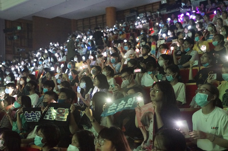 fan k-pop viet deo khau trang, ho het co vu dream concert truc tuyen hinh 3