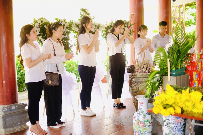 sao mai huyen trang ve nghia trang dong loc sau khi ra mv hinh 2