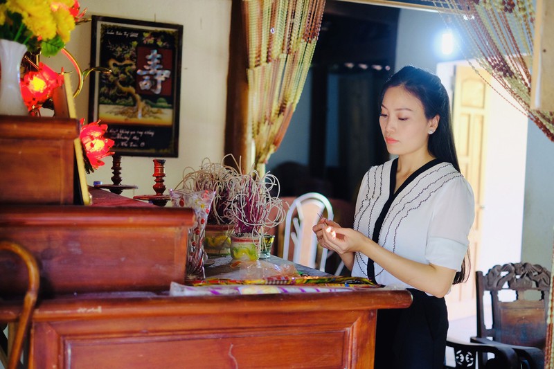 sao mai huyen trang ve nghia trang dong loc sau khi ra mv hinh 1