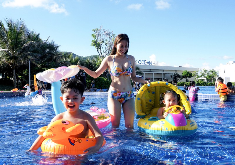 vo chong khanh thi lam sinh nhat 5 tuoi hoanh trang cho con trai hinh 4
