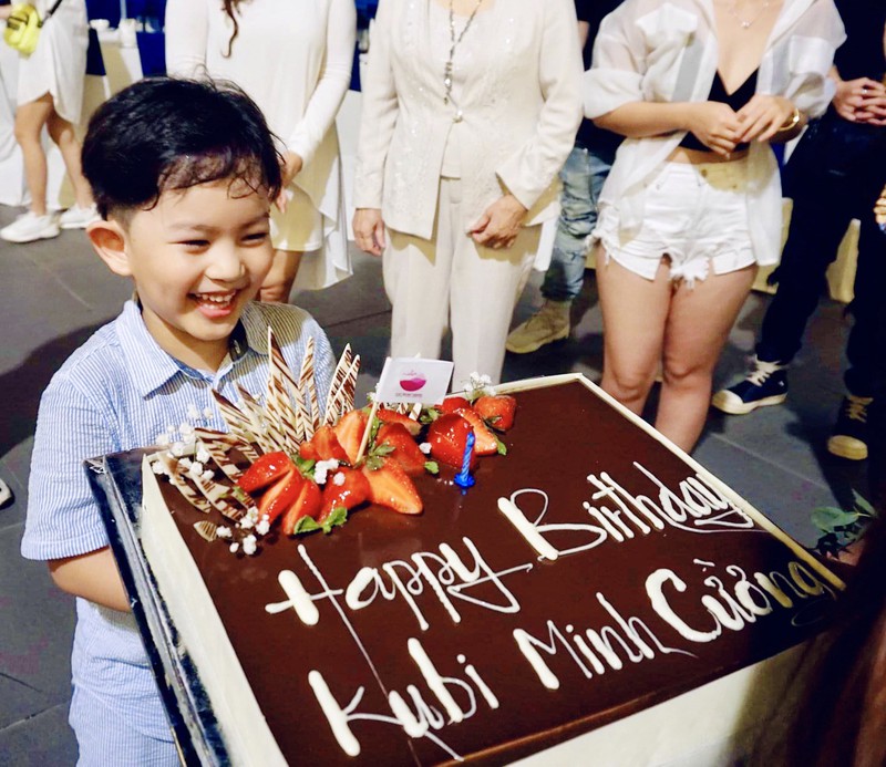 vo chong khanh thi lam sinh nhat 5 tuoi hoanh trang cho con trai hinh 2