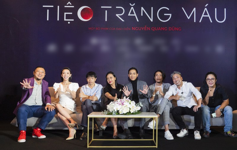 tu cach ly vi covid-19, kaity nguyen hop bao "tiec trang mau" qua mang hinh 1
