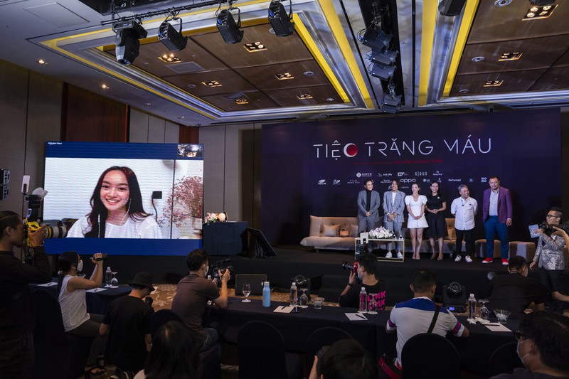 tu cach ly vi covid-19, kaity nguyen hop bao "tiec trang mau" qua mang hinh 2