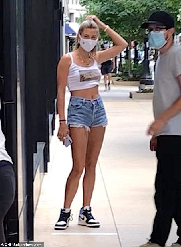 vo justin bieber dien do sanh dieu di mua sam sau khi bi che cach hanh xu hinh 1