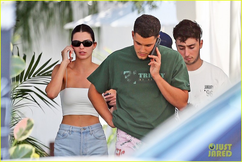 kendall jenner mac do kiem vai khoe dang dep eo thon di choi cung ban be hinh 1