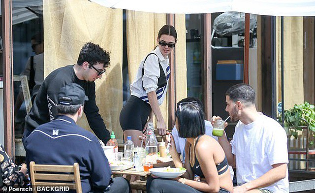 kendall jenner mac do kiem vai khoe dang dep eo thon di choi cung ban be hinh 5