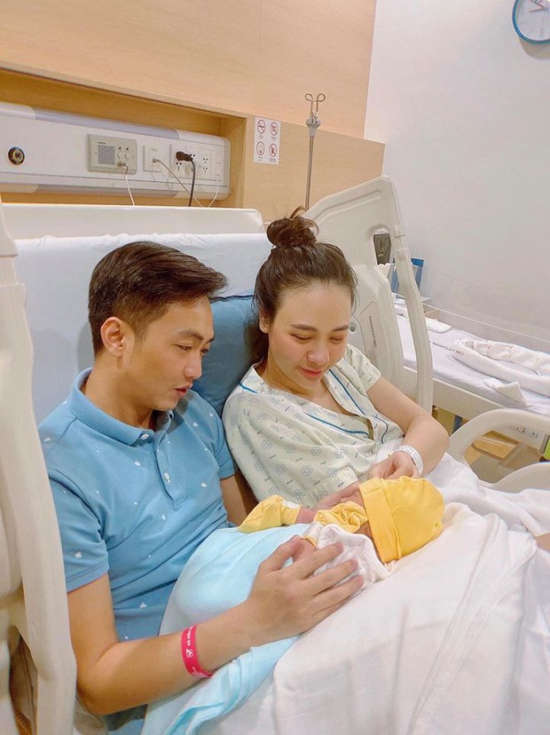 chuyen showbiz: dam thu trang tai xuat rang ro sau khi sinh con gai hinh 1