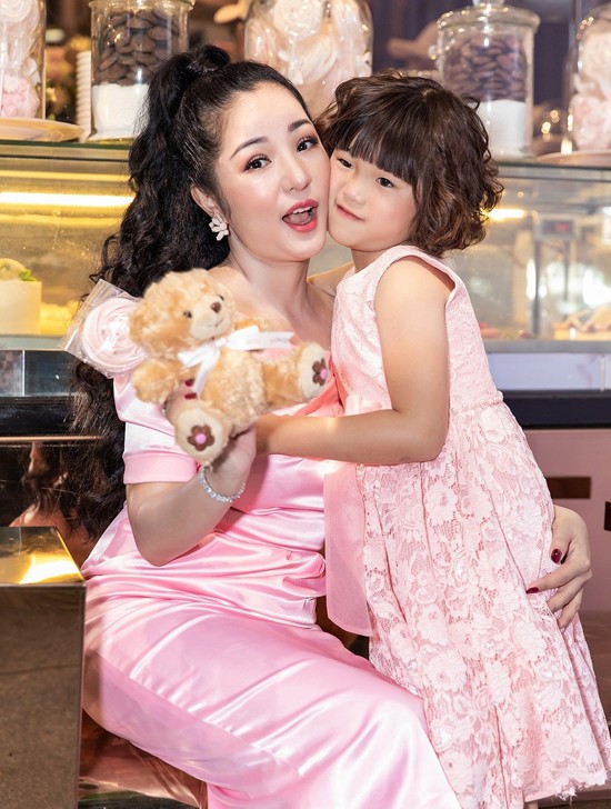 Thúy Nga và con gái Nguyệt Cát.
