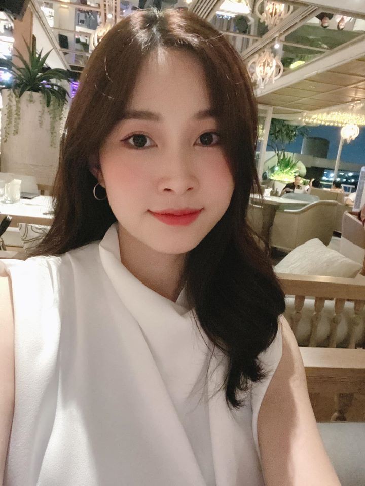 hoa hau dang thu thao len can, guong mat ngay cang tre trung, xinh dep hinh 1