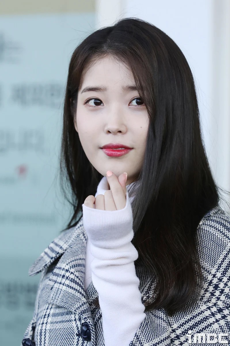 iu va lisa dan dau danh sach sao han kiem duoc tien "khung" tu youtube hinh 1