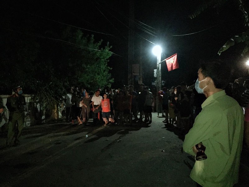 vac chong an ngu truoc nha nguyen pho cong an huyen de doi tien mua dat hinh 1