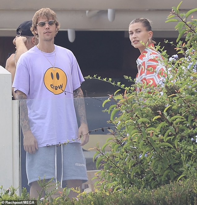 justin bieber au yem om vo xinh dep tu phia sau khi di choi bien hinh 1