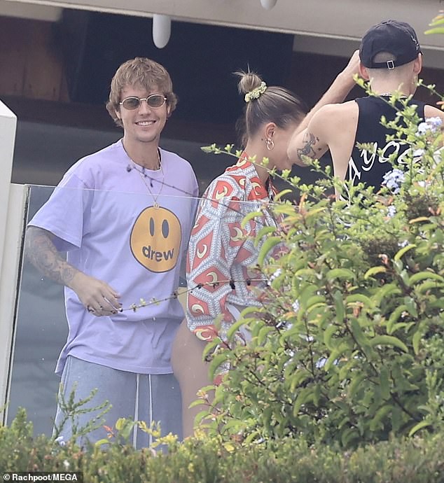 justin bieber au yem om vo xinh dep tu phia sau khi di choi bien hinh 2