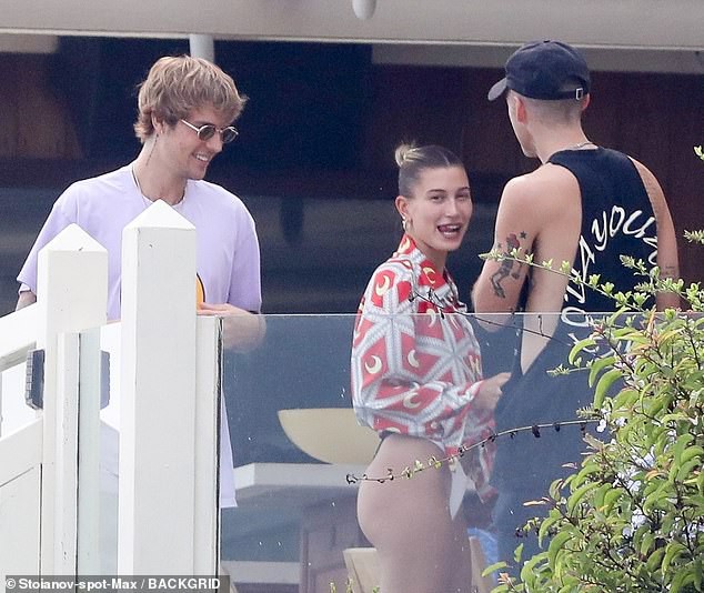 justin bieber au yem om vo xinh dep tu phia sau khi di choi bien hinh 3