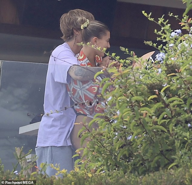 justin bieber au yem om vo xinh dep tu phia sau khi di choi bien hinh 4