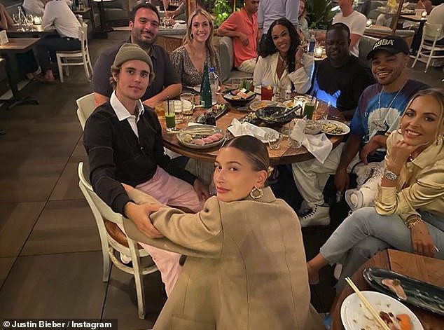 justin bieber au yem om vo xinh dep tu phia sau khi di choi bien hinh 7