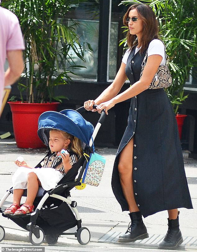 "chan dai" irina shayk de mat moc dua con gai cung di dao pho hinh 1