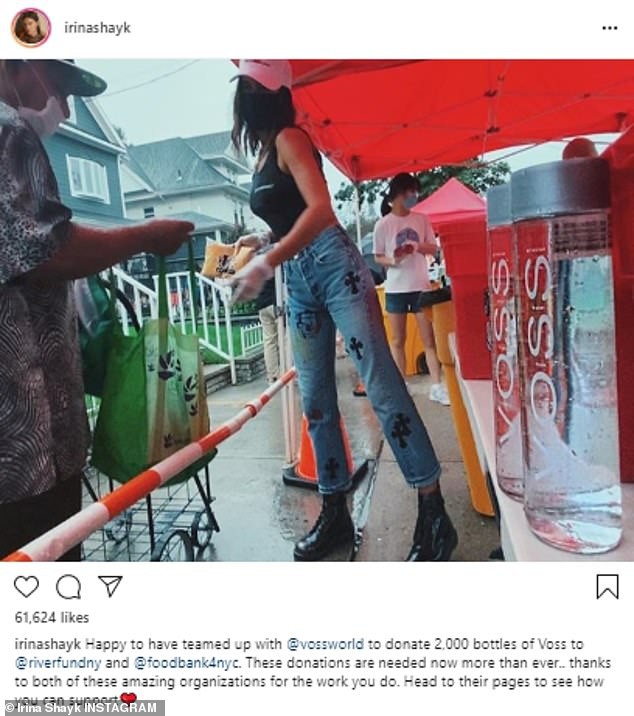 "chan dai" irina shayk de mat moc dua con gai cung di dao pho hinh 3
