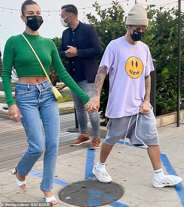 vo justin bieber mac croptop sang chanh di nghi mat cung chong hinh 1