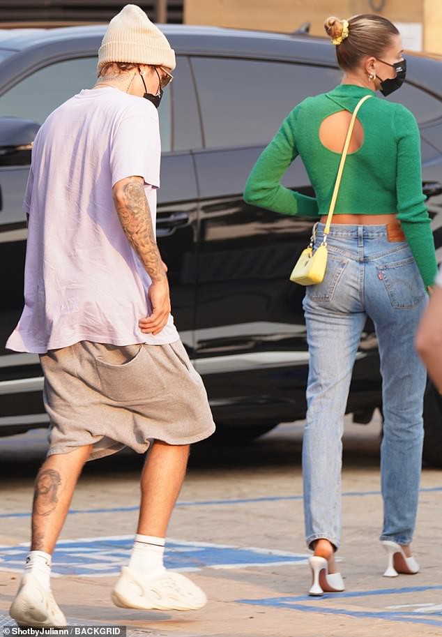 vo justin bieber mac croptop sang chanh di nghi mat cung chong hinh 4