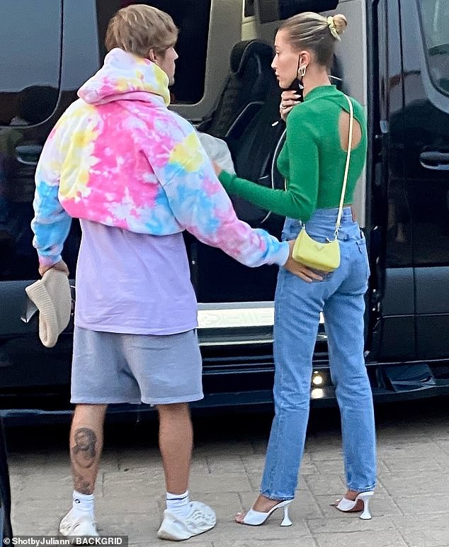 vo justin bieber mac croptop sang chanh di nghi mat cung chong hinh 5