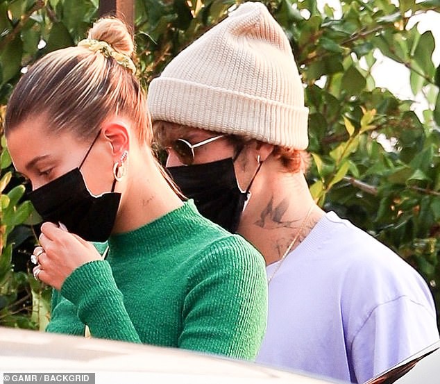 vo justin bieber mac croptop sang chanh di nghi mat cung chong hinh 6
