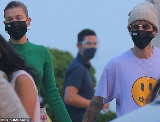 vo justin bieber mac croptop sang chanh di nghi mat cung chong hinh 7