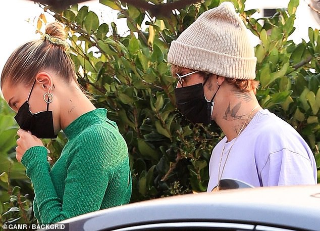 vo justin bieber mac croptop sang chanh di nghi mat cung chong hinh 8