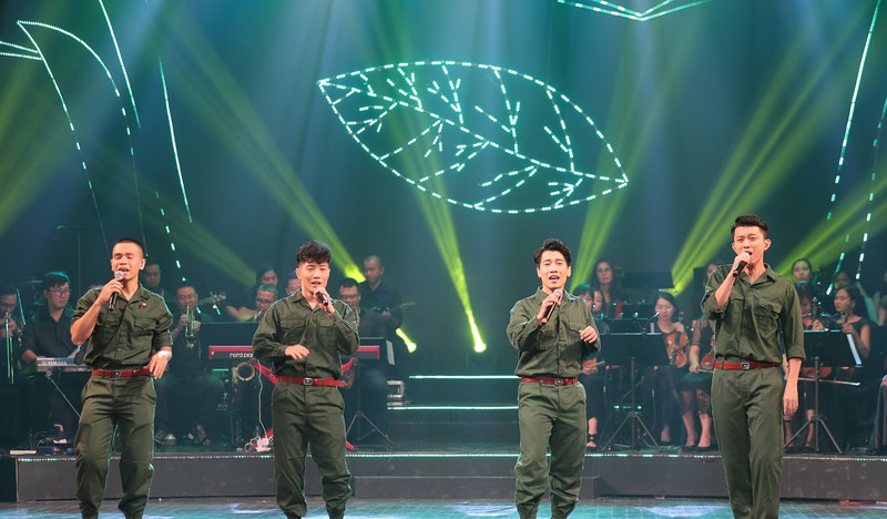 hoa nhac "giai dieu to quoc" hao hung, lang dong du khong co khan gia hinh 2