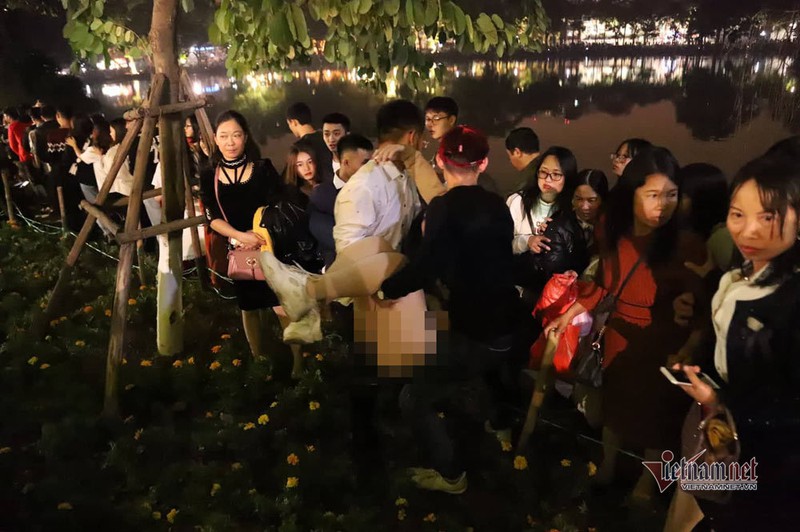 chen nhau don nam moi, thieu nu ngat xiu ben vuon hoa ha noi hinh 10