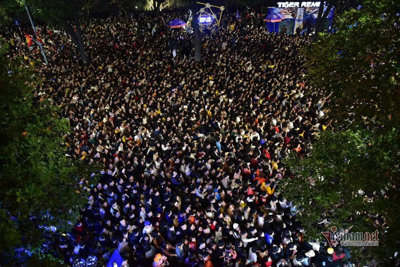 chen nhau don nam moi, thieu nu ngat xiu ben vuon hoa ha noi hinh 4