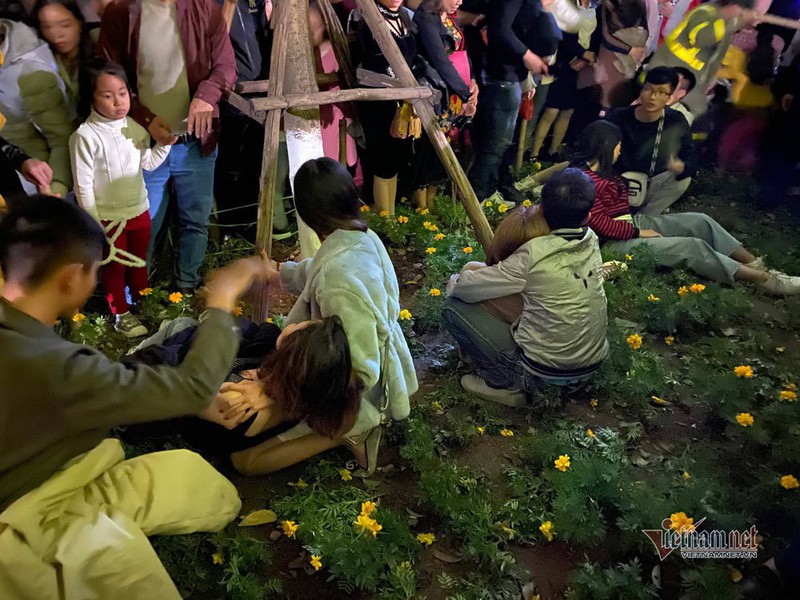 chen nhau don nam moi, thieu nu ngat xiu ben vuon hoa ha noi hinh 7