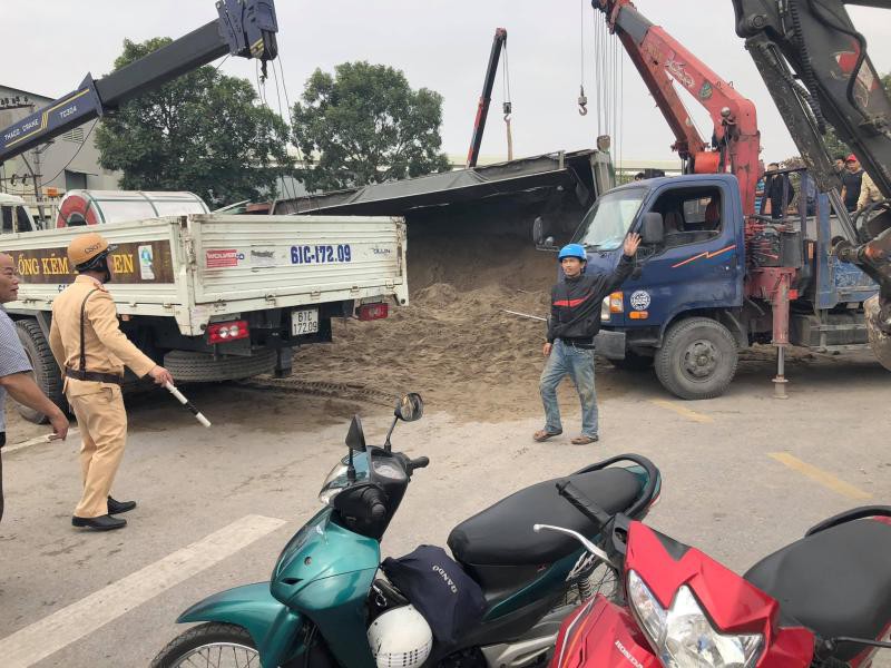 xe ben cho cat vao cua bi lat de trung 3 ong chau, 2 nguoi tu vong  hinh 1