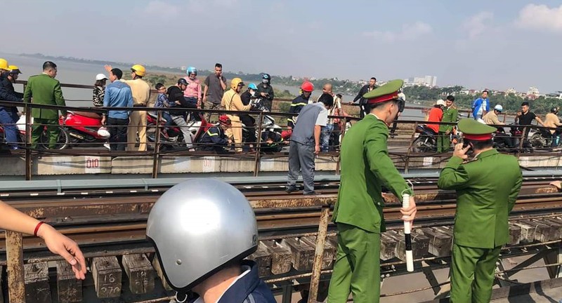 bo om con trai 1 tuoi ra cau long bien (ha noi) tu tu hinh 3