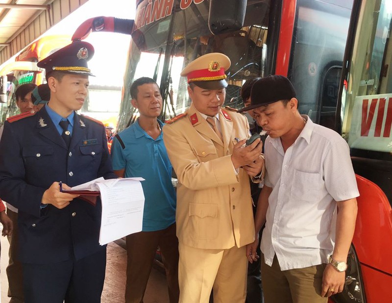 phat hien hang loat lai xe duong tinh voi ma tuy tai ben nuoc ngam hinh 1