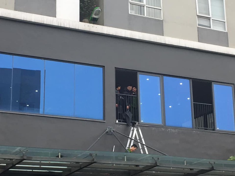 be gai 4 tuoi roi tu tang 25 chung cu star tower xuong tu vong hinh 2