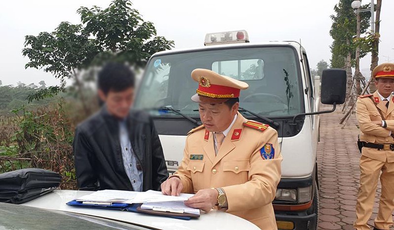 lai xe bus cau buou "say xin" bi xu phat 17 trieu, tuoc gplx 17 thang hinh 1