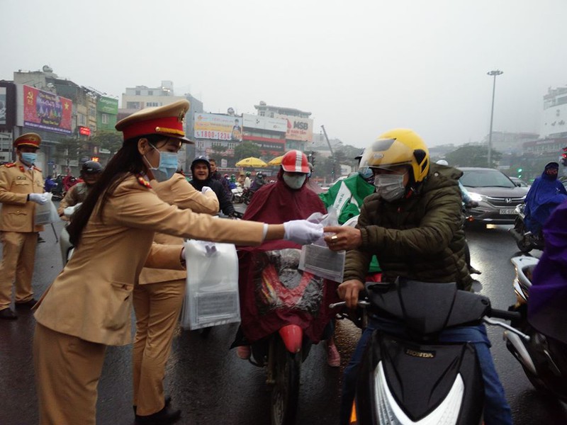 csgt ha noi phat mien phi va tan tay deo khau trang cho nguoi dan  hinh 10
