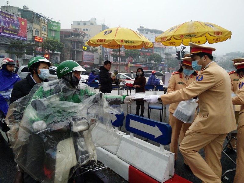 csgt ha noi phat mien phi va tan tay deo khau trang cho nguoi dan  hinh 11