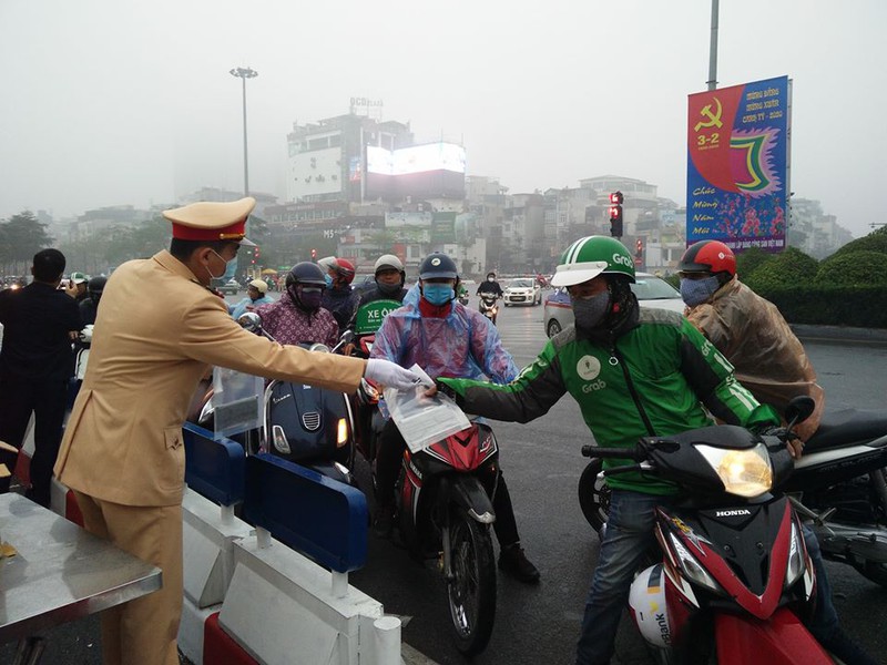 csgt ha noi phat mien phi va tan tay deo khau trang cho nguoi dan  hinh 12