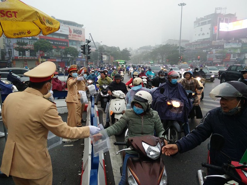 csgt ha noi phat mien phi va tan tay deo khau trang cho nguoi dan  hinh 13