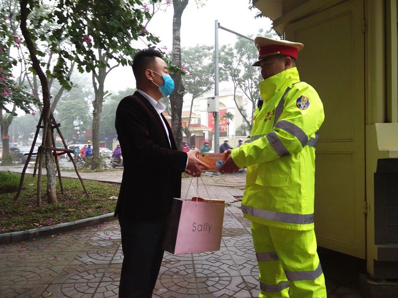 csgt ha noi phat mien phi va tan tay deo khau trang cho nguoi dan  hinh 2