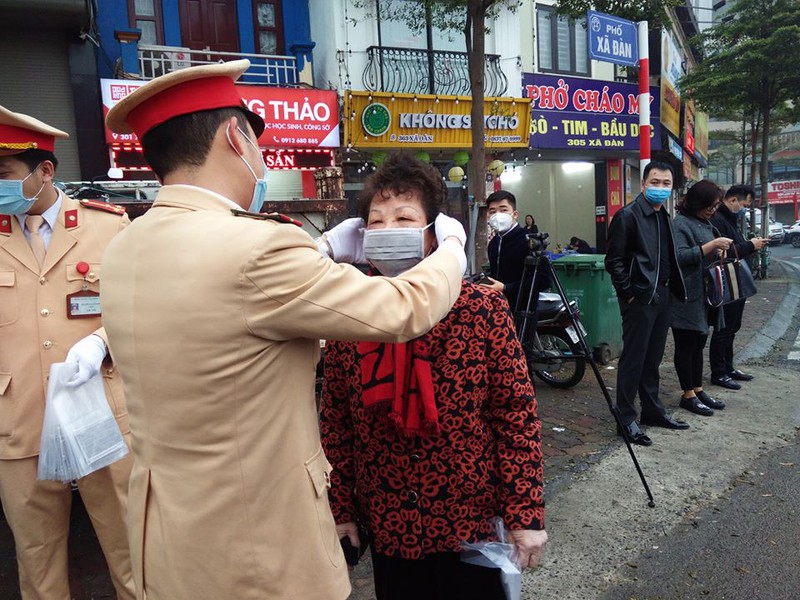 csgt ha noi phat mien phi va tan tay deo khau trang cho nguoi dan  hinh 5