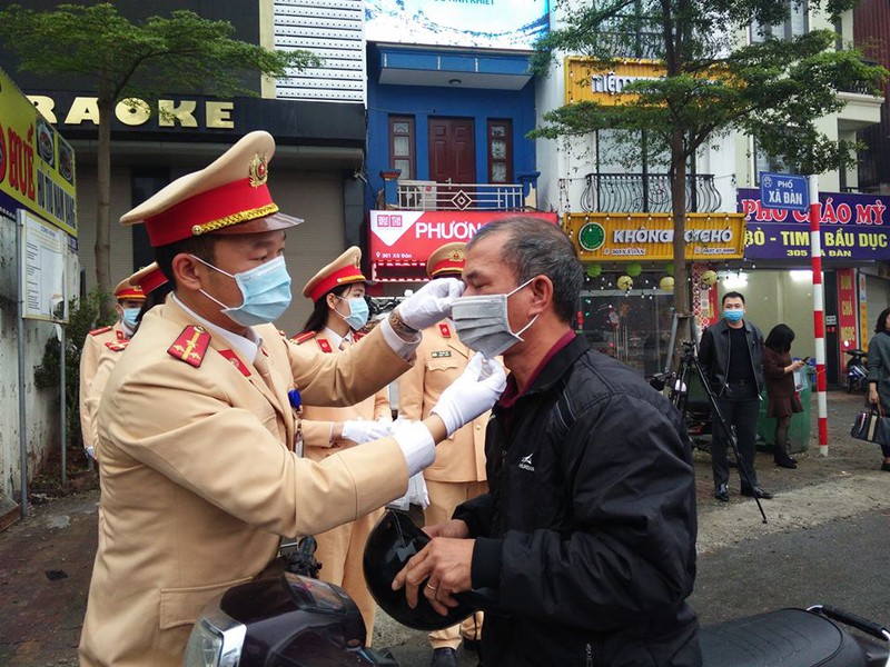 csgt ha noi phat mien phi va tan tay deo khau trang cho nguoi dan  hinh 6