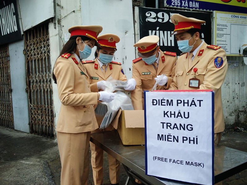 csgt ha noi phat mien phi va tan tay deo khau trang cho nguoi dan  hinh 7